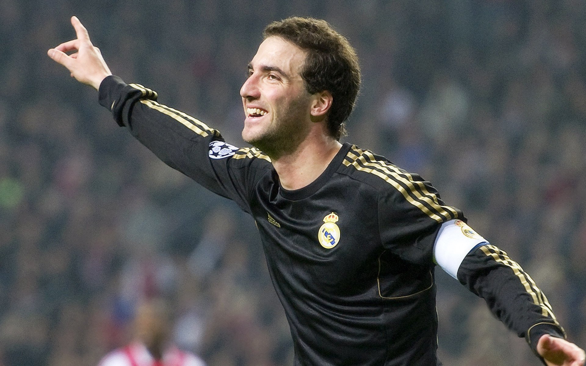 乐鱼体育(中国)官方网站-双前腰自由移动打乱对方防线，双前腰双前锋阵型