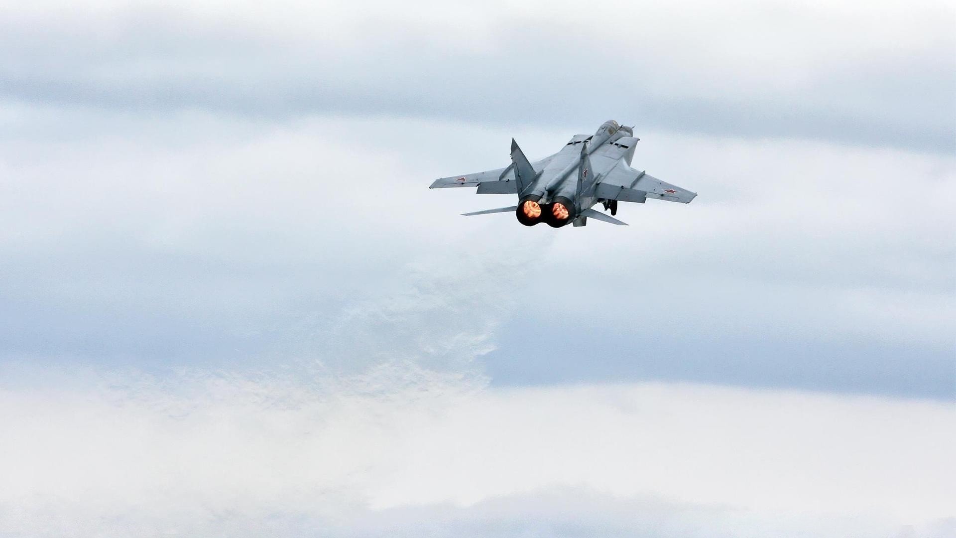 LEYU乐鱼体育官方网站-国足集中训练强化配合默契提升整体作战能力，国足训练视频集锦