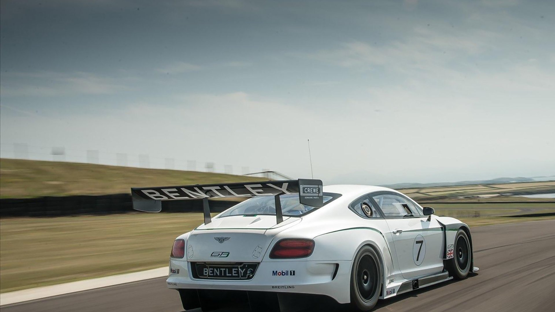 基:全黑队的“进攻启动者”,每次防守后的快速反击总能引领球队攻势